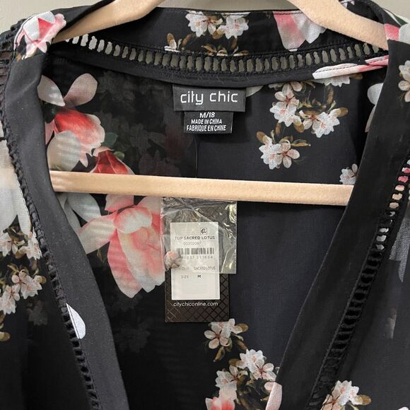 Trendy City Chic Sacred Lotus Floral Top Crochet Accent Flutter Sleeve 18 NWT - Picture 2 of 7